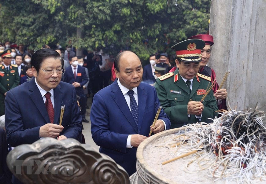 Chủ tịch nước Nguyễn Xuân Phúc cùng Lãnh đạo Đảng, Nhà nước dâng hương tại đền Thượng trong Khu Di tích lịch sử Quốc gia đặc biệt Đền Hùng (tỉnh Phú Thọ). (Ảnh: Thống Nhất/TTXVN).