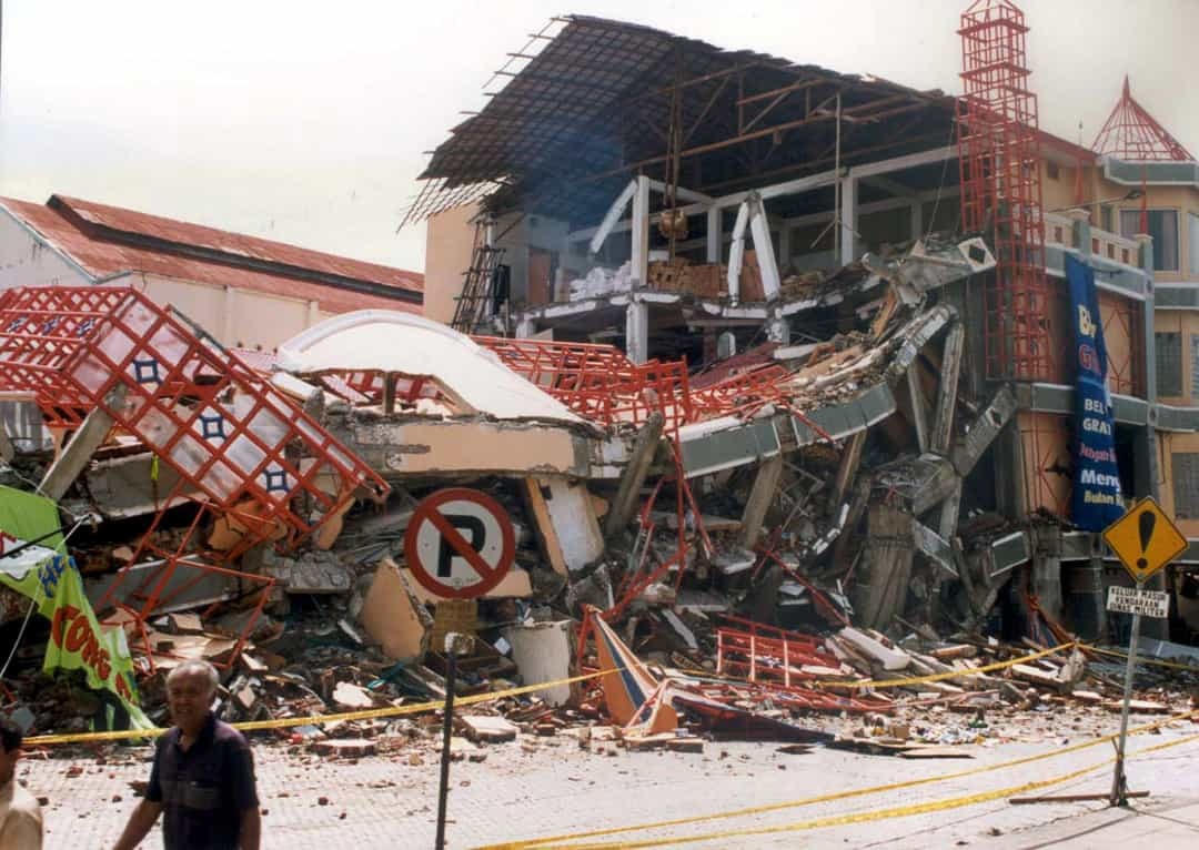 Trận động đất ở Sumatra (Indonesia) năm 2004 tấn công Ấn Độ Dương và có cường độ 9,3 độ Richter. Trận động đất đã tạo ra một trận sóng thần lớn, gây ra một làn sóng tàn phá kinh hoàng khiến hơn 225.000 người thiệt mạng.