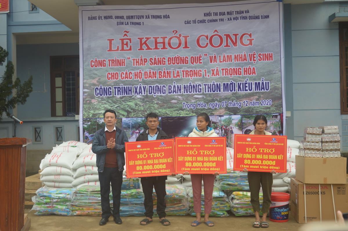 Mặt trận tỉnh Quảng Bình trao hỗ trợ nhà Đại đoàn kết cho 3 hộ nghèo ở bản La Trọng 1.