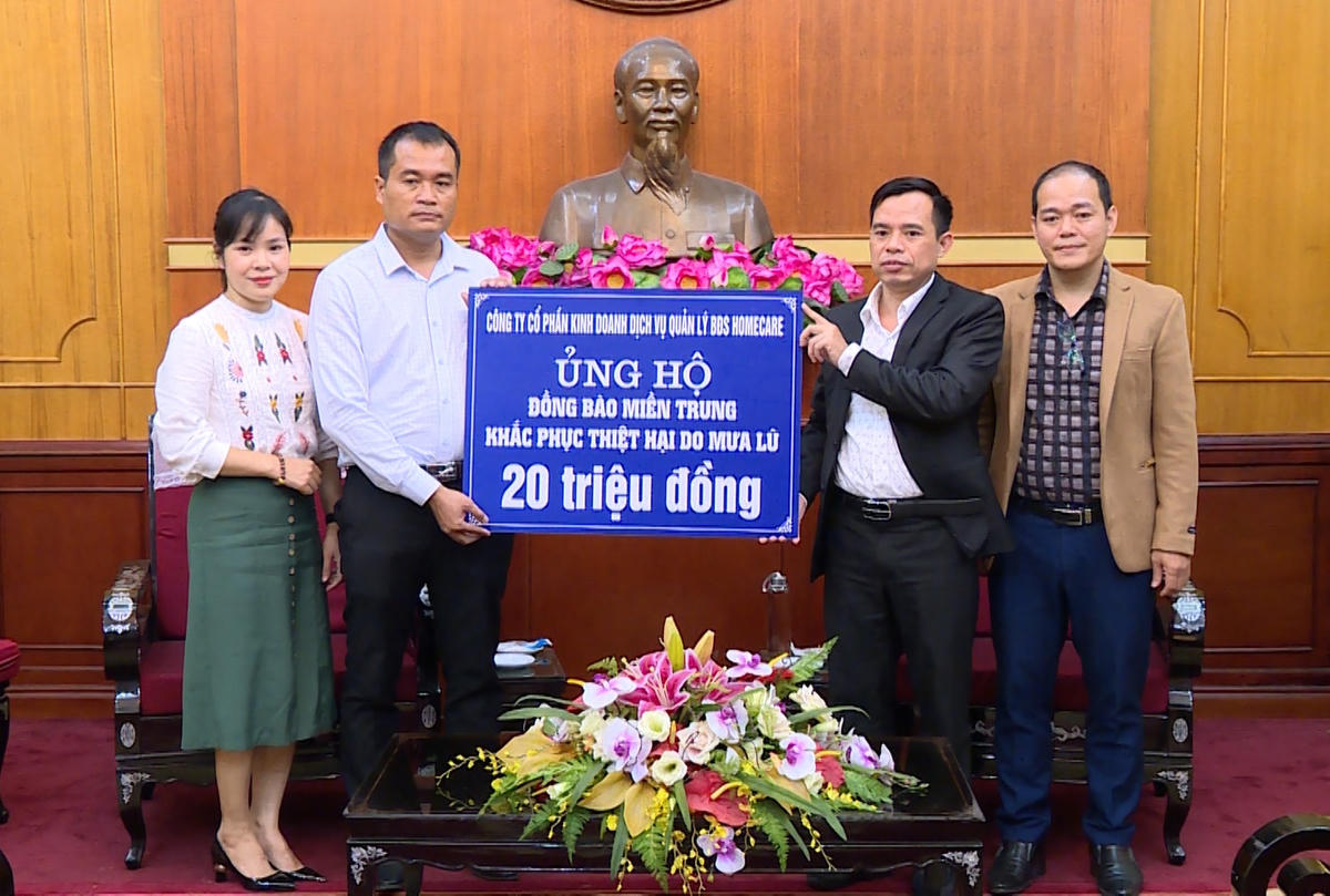 Ông Từ Thành Huế, Trưởng Ban Đối ngoại và Kiều bào UBTƯ MTTQ Việt Nam tiếp nhận ủng hộ từ Công ty Cổ phần kinh doanh dịch vụ quản lý bất động sản HomeCare.