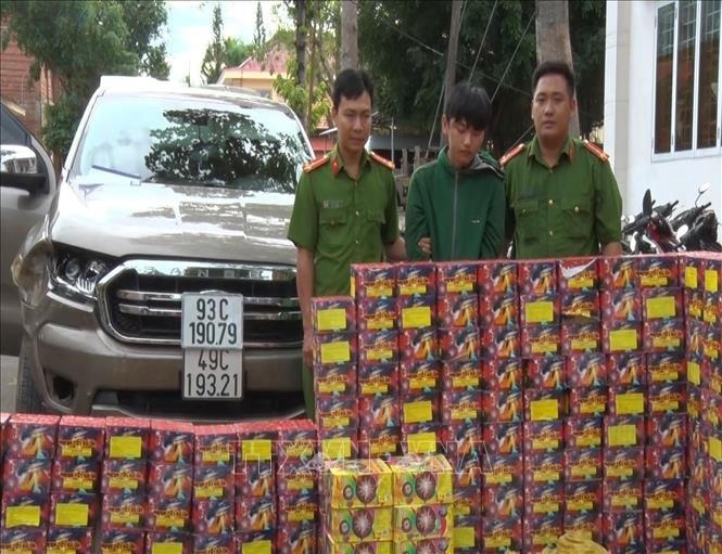 Công an huyện Bù Đốp, tỉnh Bình Phước  đã bắt giữ đối tượng Lê Xuân Hoan (giữa) cùng tang vật là 429 kg pháo lậu. 