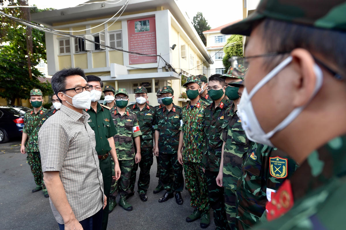 Phó Thủ tướng Vũ Đức Đam động viên các học viên Học viện Quân y vào chi viện cho các cơ sở điều trị, trạm y tế lưu động trên địa bàn quận Bình Thạnh.