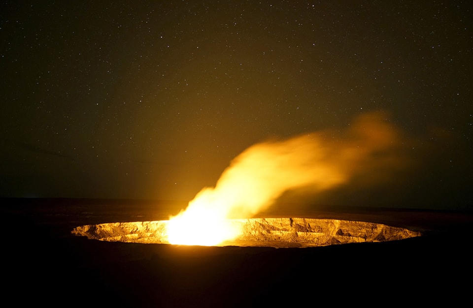 23. Khói bốc lên từ núi lửa Kilauea vào ban đêm trong Công Viên Núi Lửa Quốc Gia Hawai'i, Hawaii, ngày 04 tháng 11 năm 2015. Ảnh Lucy Nicholson / Reuters.