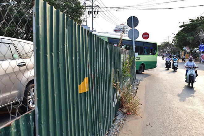 Rào chắn ở đường Lương Đình Của.
