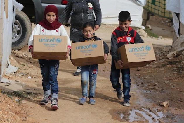 Trẻ em Syria nhận hàng viện trợ của LHQ. (Nguồn: Getty).
