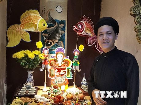 Nghệ nhân Đặng Văn Hậu giới thiệu vẻ đẹp độc đáo của những con giống bột Hà Thành. (Ảnh: Đinh Thuận/TTXVN).