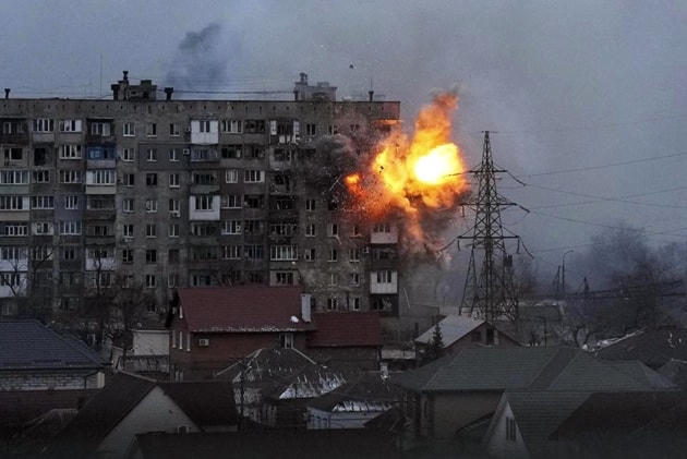 Một tòa chung cư tại thành phố Mariupol, Ukraine trúng đạn hôm 11/3. Ảnh: AP.