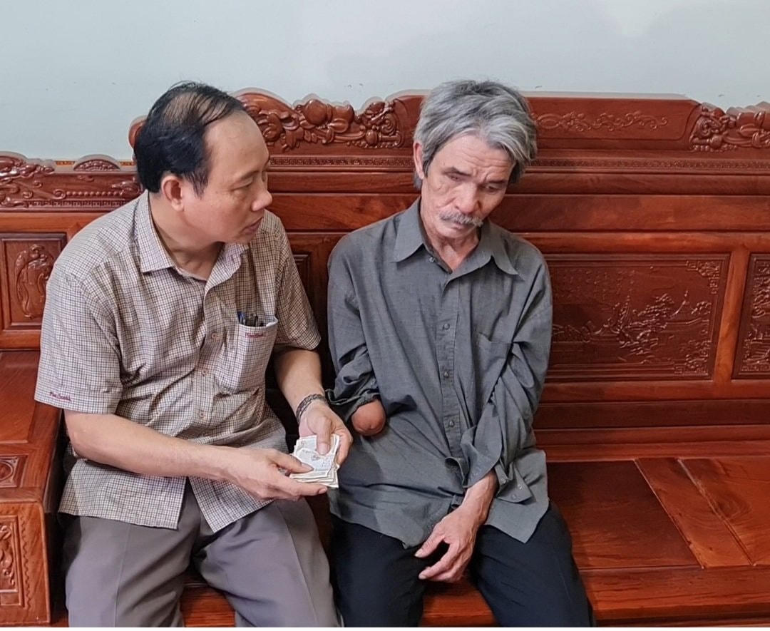 Ông Trần Việt Dũng, Chủ tịch Ủy ban MTTQ huyện Triệu Phong nhận số tiền ủng hộ từ ông Lê Quang Quỳnh.