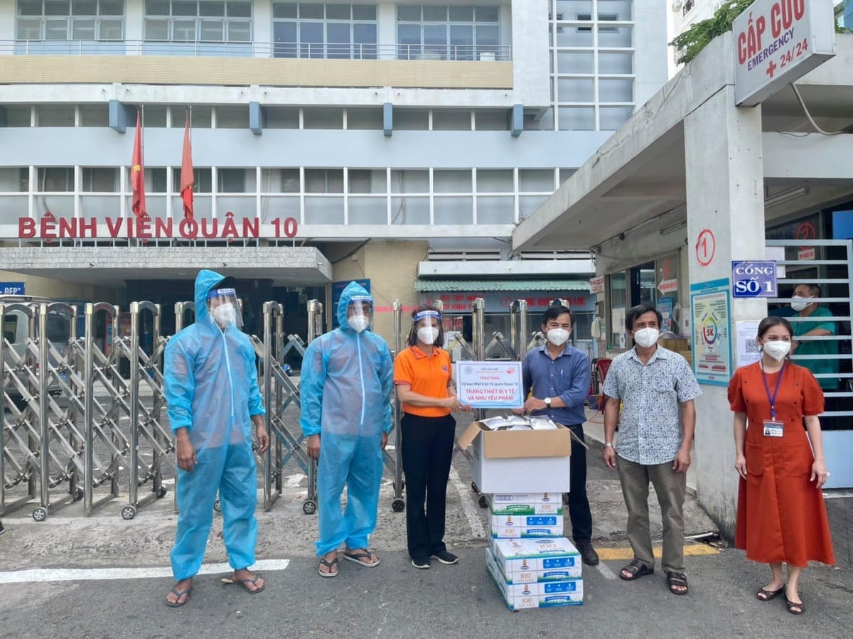 Quỹ Đạo Phật Ngày Nay trao hỗ trợ cho người dân trong các khu cách ly tại TP.HCM. Ảnh: (Phật sự online).