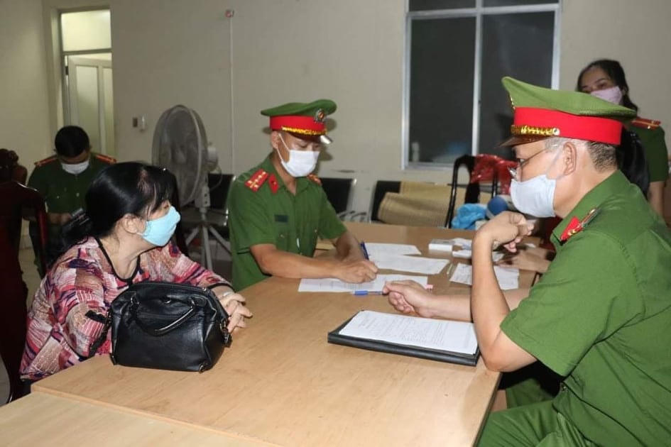 Bà Nguyễn Thị Thu, Giám đốc Công ty TNHH TM Minh Khang tại cơ quan công an.