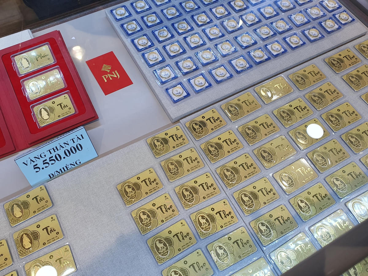 Vàng miếng in chữ thu hút người mua.