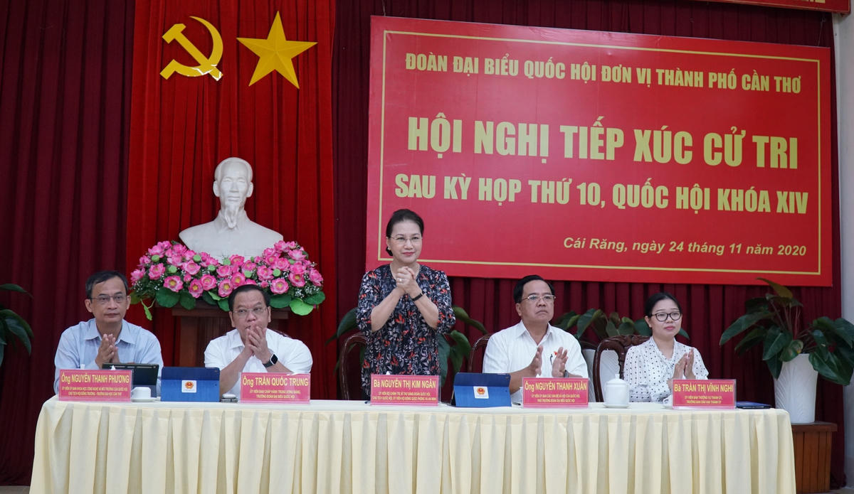Chủ tịch Quốc hội và các đại biểu tại buổi tiếp xúc cử tri.