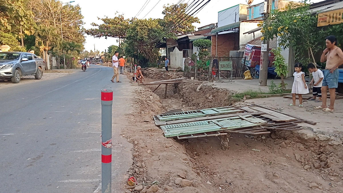 Đơn vị thi công không có giải pháp đẩy nhanh tiến độ để rút ngắn tối đa thời gian chiếm dụng mặt đường khiến cuộc sống của người dân gặp nhiều khó khăn; chưa kết nối hệ thống hạ tầng cũ và mới, chặn dòng thoát nước phục vụ thi công gây ảnh hưởng đến tiêu thoát nước. 