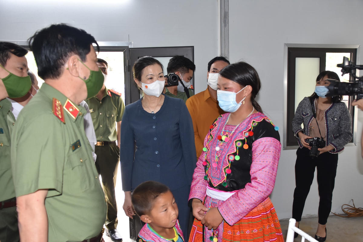 Phó Chủ tịch Trương Thị Ngọc Ánh thăm hỏi, trò chuyện cùng gia đình chị Khà Y Sáng.