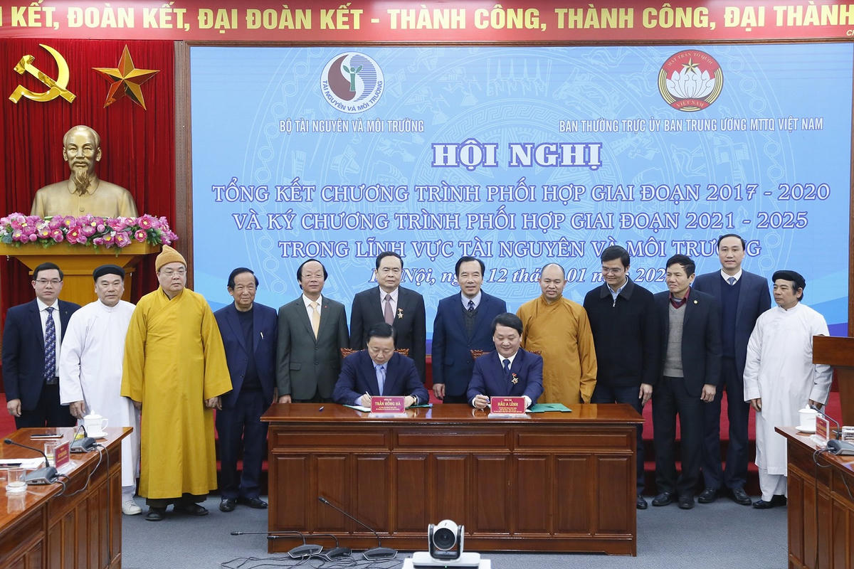 Phó Chủ tịch - Tổng Thư ký Hầu A Lềnh và Bộ trưởng Trần Hồng Hà ký kết chương trình phối hợp giai đoạn 2021-2025.