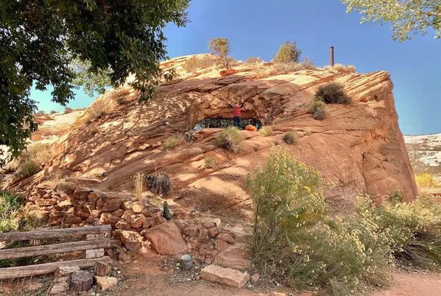 Chuyện thật như đùa: Người đàn ông đào thông quả đồi để làm nhà