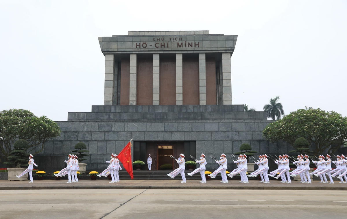 Đội tiêu binh diễu hành trước Lăng Chủ tịch Hồ Chí Minh. Ảnh: TTXVN.