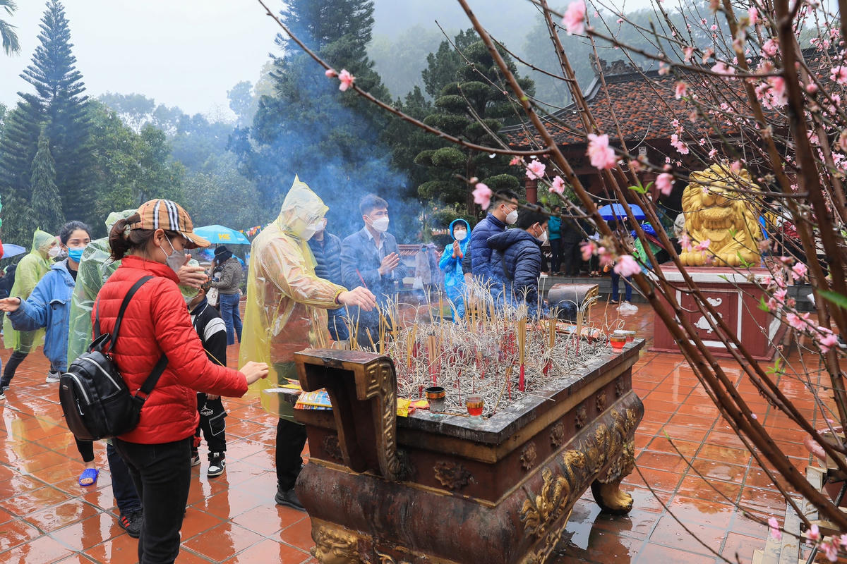 Tai các điểm thờ tự, Ban tổ chức luôn có loa nhắc nhở du khách thực hiện các quy định phòng chống dịch.