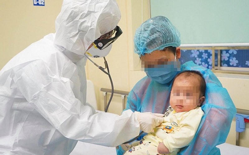 Các bác sĩ thăm khám cho trẻ mắc Covid-19 tại bệnh viện. Nguồn: SKĐS