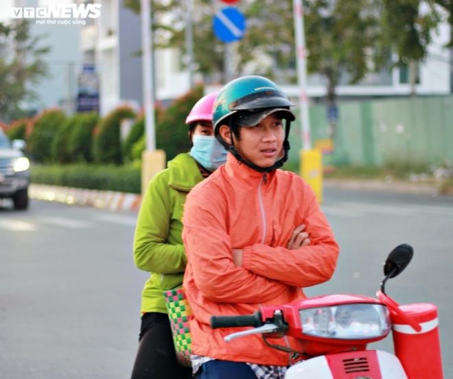 Ngày 8/1, thời tiết TP HCM đột ngột lạnh khiến nhiều người ra đường phải mặc áo ấm, nhiệt độ có lúc giảm xuống còn 22 độ C. Nguồn: VTC.