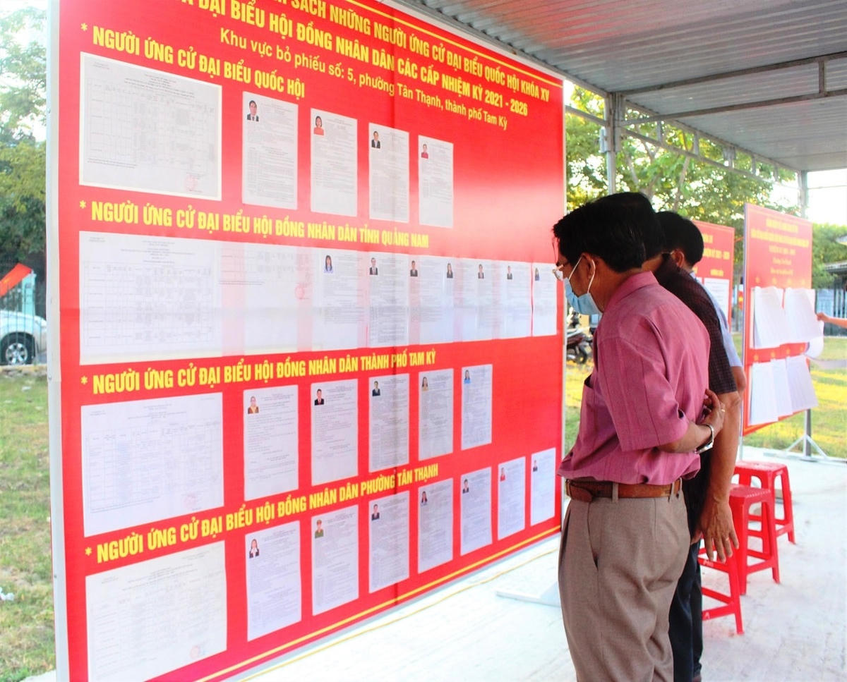 Cử tri đang xem lại tiểu sử của các ứng cử viên.