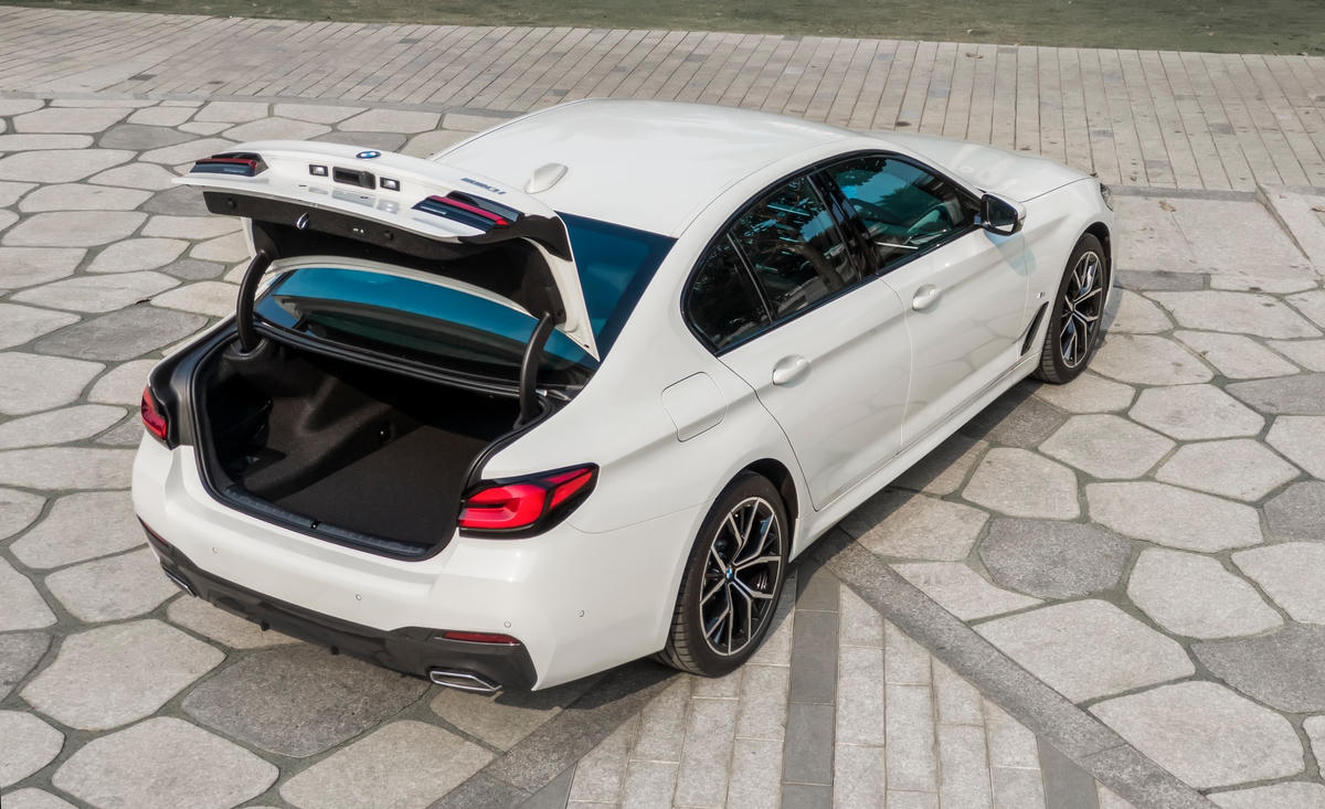 BMW 5 Series mới chính thức ra mắt tại Việt Nam: Thay đổi để dẫn đầu 
