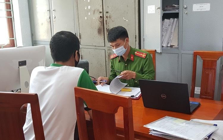 L.Đ.S làm việc với Công an thị trấn Thạch Hà.
