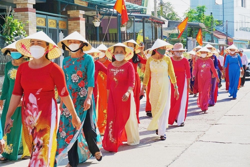 Rất đông người dân tham gia lễ hội Bà Thu Bồn.