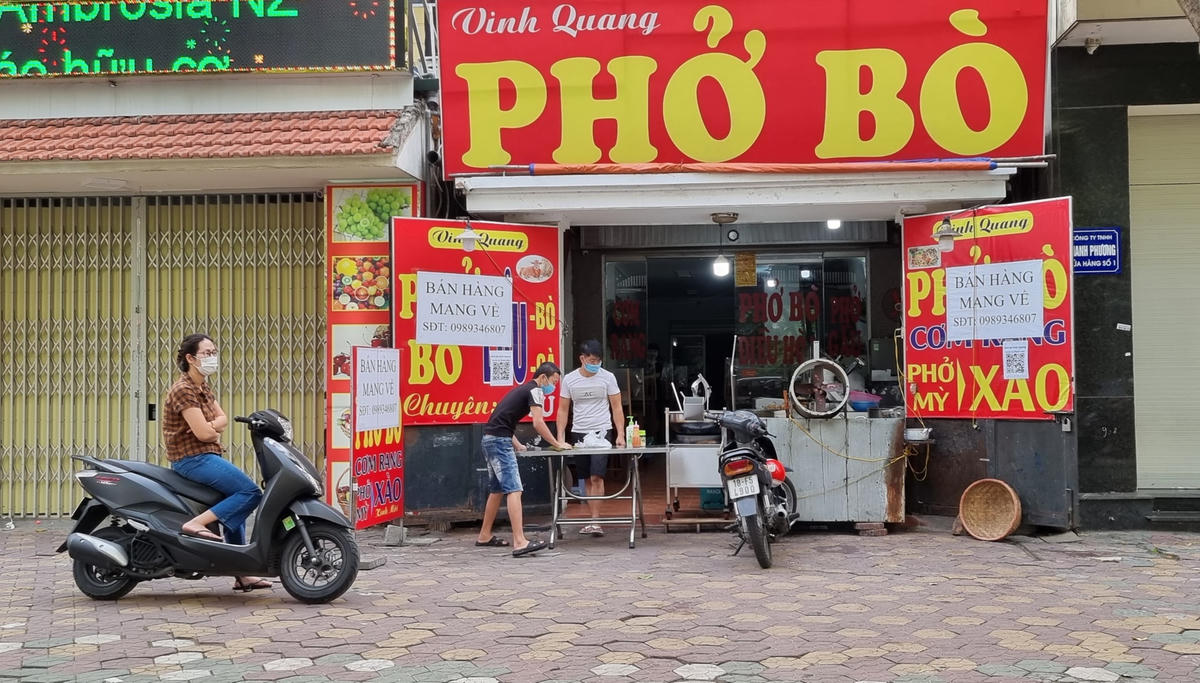 Từ sáng sớm, nhiều người dân đã tới để mua hàng mang về. 