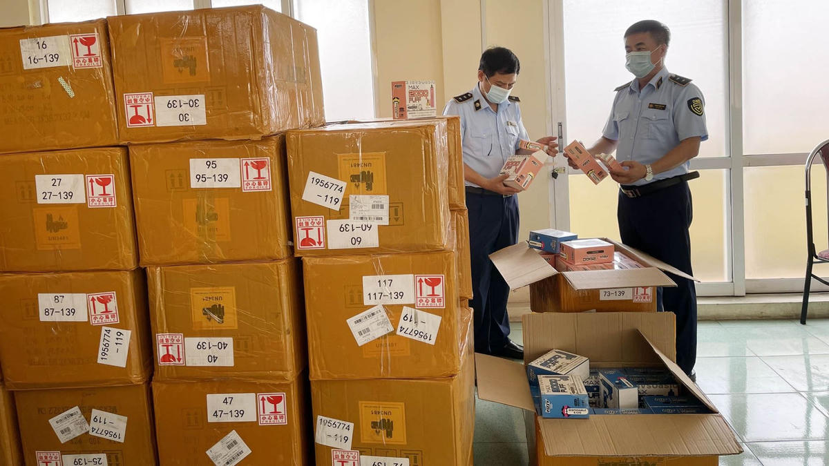 Tại hiện trường, lực lượng chức năng thu giữ 15.000 sản phẩm thuốc lá điện tử các loại, đang được bày bán tại cửa hàng.  