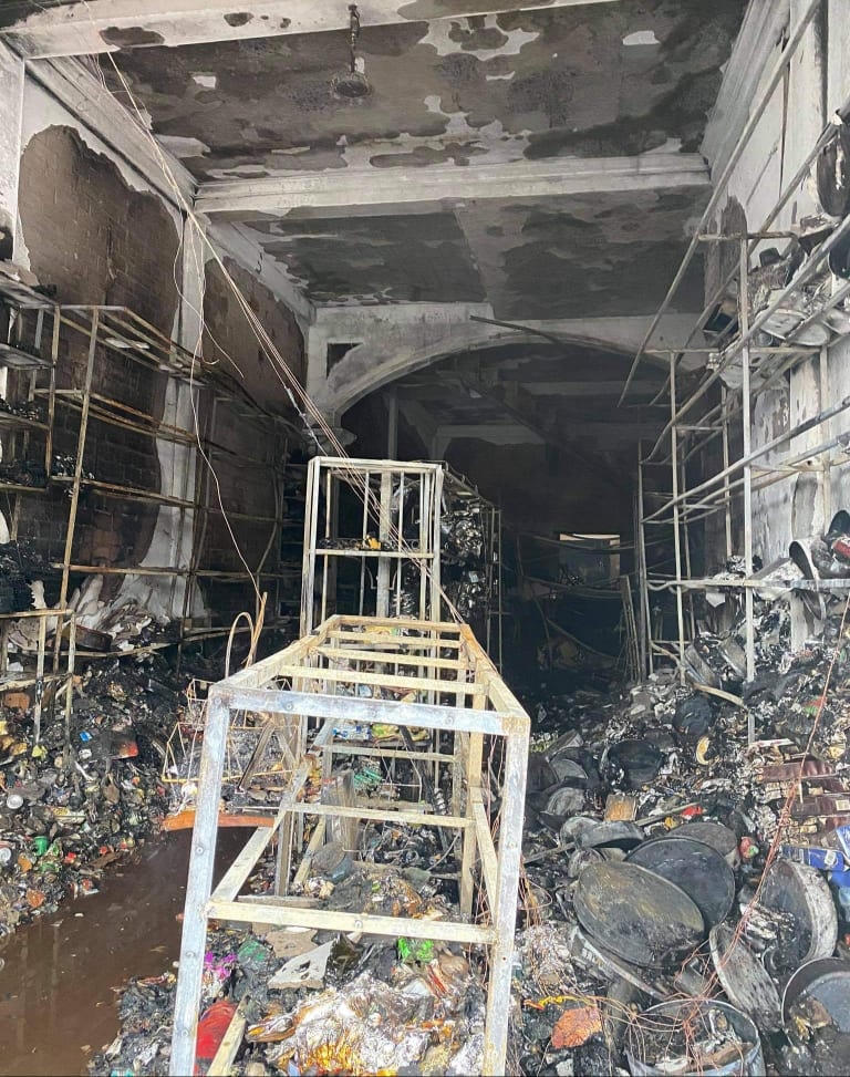 Ngoài thiệt hại về người, vụ cháy thiêu rụi tài sản, hàng hóa của gia đình nạn nhân.