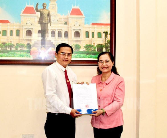 Chủ tịch HĐND TP HCM Nguyễn Thị Lệ trao quyết định cho ông Cao Thanh Bình - Ảnh:hcmcpv.org.vn.