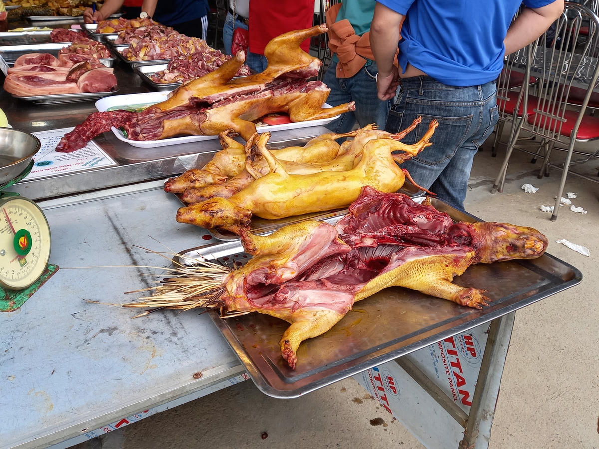 Thịt nhiều loại động vật được bày bán.