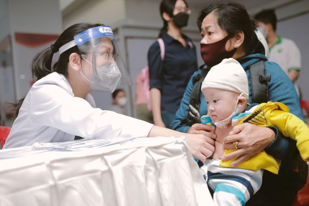 Bác sĩ của chương trình thăm khăm cho một em nhỏ.