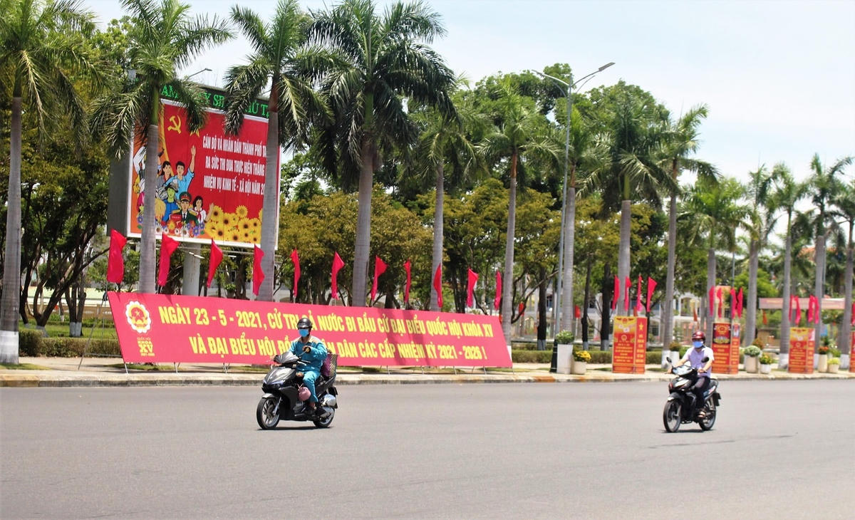 Cờ, pano, khẩu hiệu tuyên truyền ngày bầu cử tại TP Tam Kỳ.