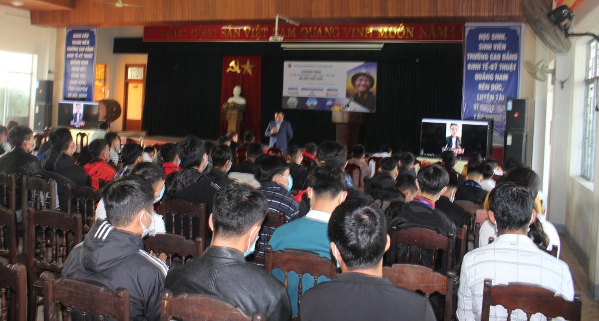 Quang cảnh buổi tư vấn và đào tào việc làm cho bộ đội xuất ngũ.