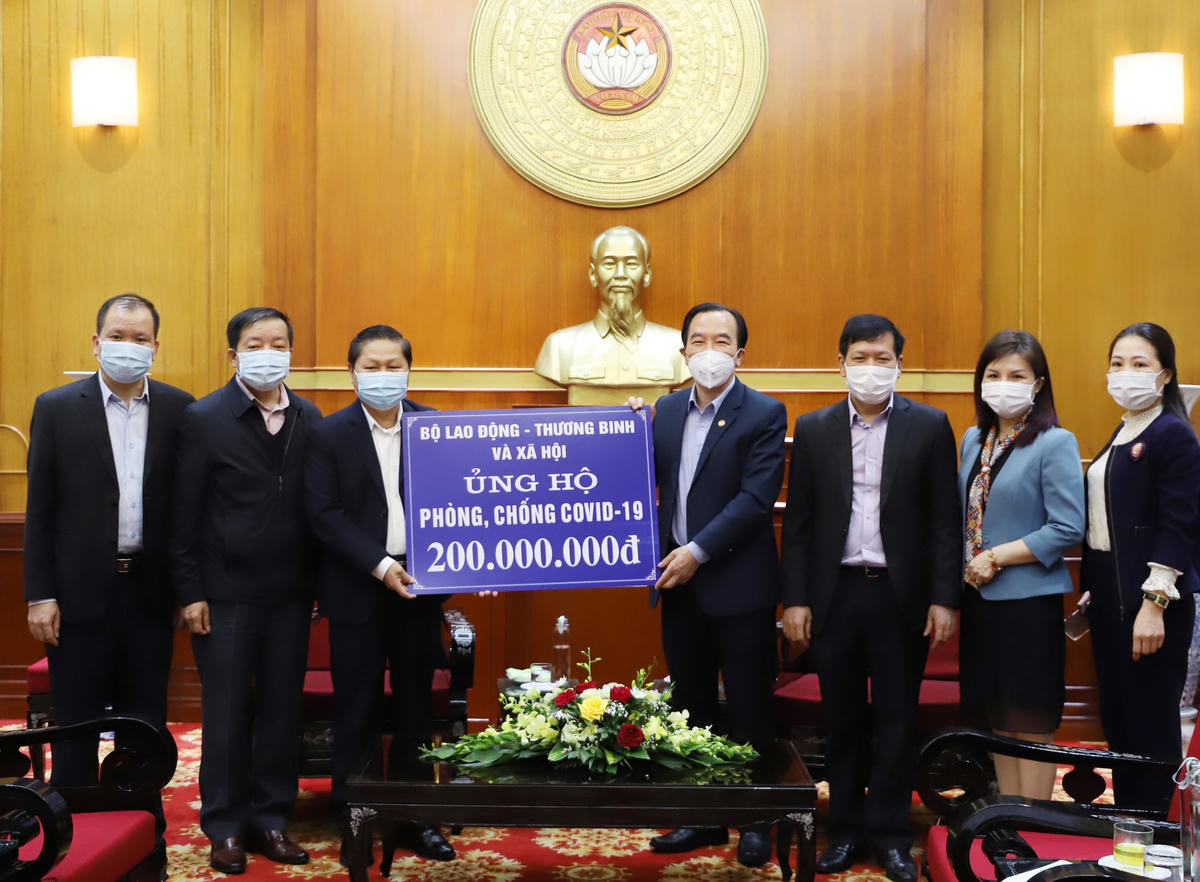 Phó Chủ tịch Ngô Sách Thực tiếp nhận ủng hộ từ Bộ Lao động - Thương binh và xã hội.