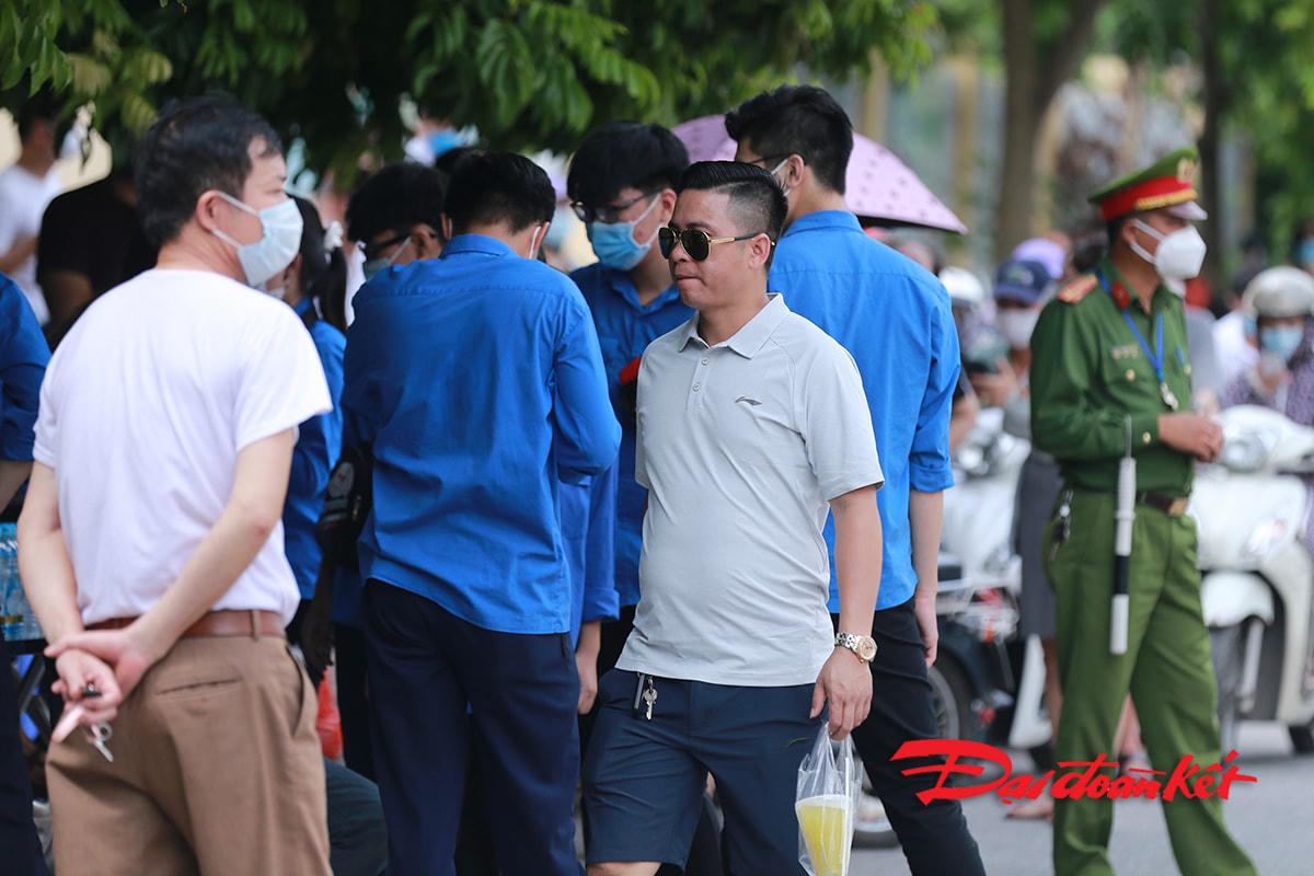 Không đeo khẩu trang đi lại nơi đông người là hành động thiếu ý thức  với cộng đồng trong thời điểm dịch bệnh đang hoành hành.