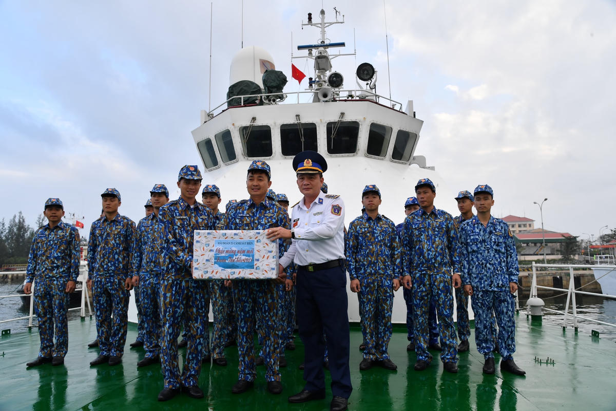 Thượng tá Trương Bá Long, Hải đoàn trưởng Hải đoàn 21, trao quà chúc Tết các tàu.