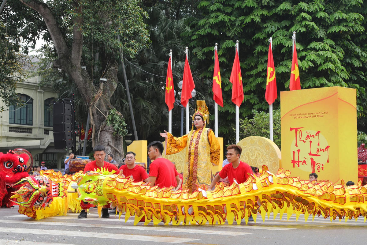 13 đội múa Rồng đua tài quanh hồ Hoàn Kiếm