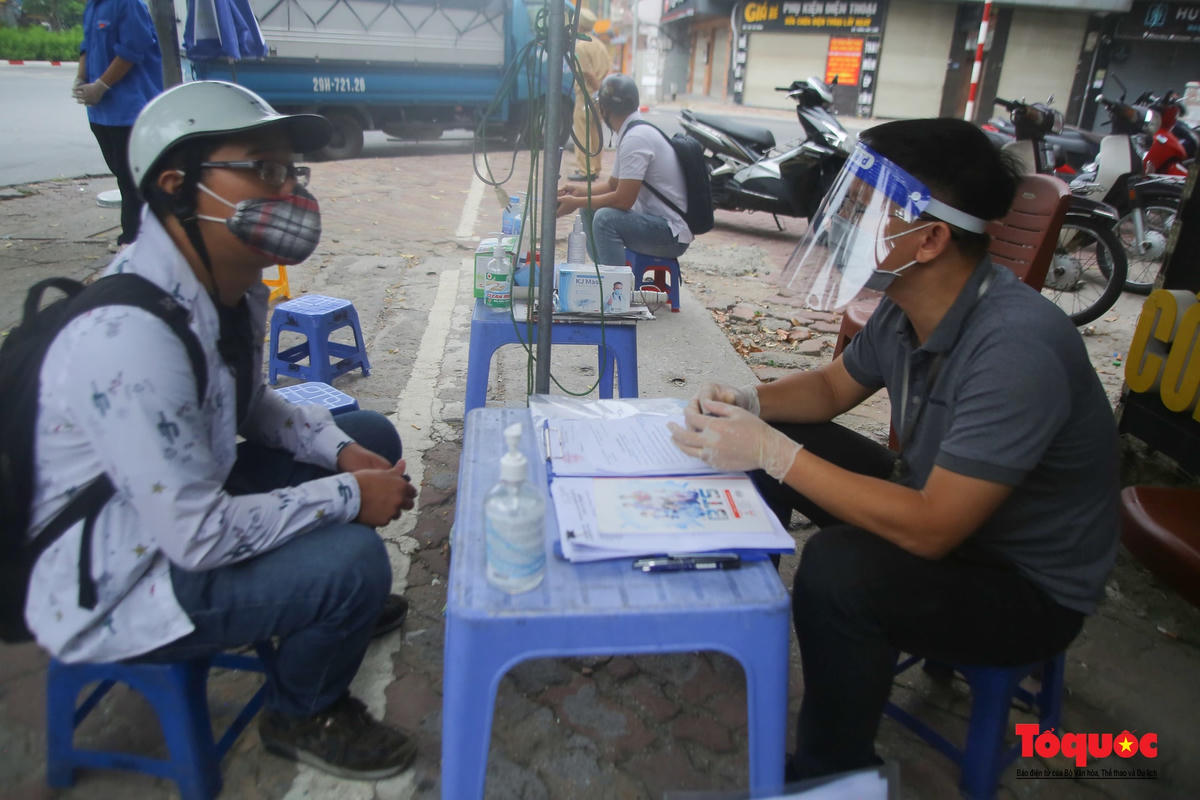 Nhiều người ra đường không lý do, không đầy đủ giấy tờ đều bị lực lượng chức năng lập biên bản. Nguồn: Tổ Quốc.