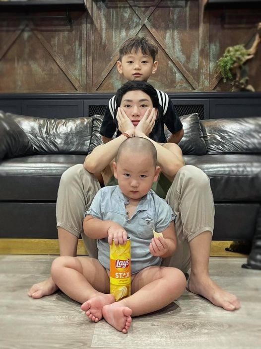 3 mẹ con Trà My Idol ngồi chờ dịch qua.