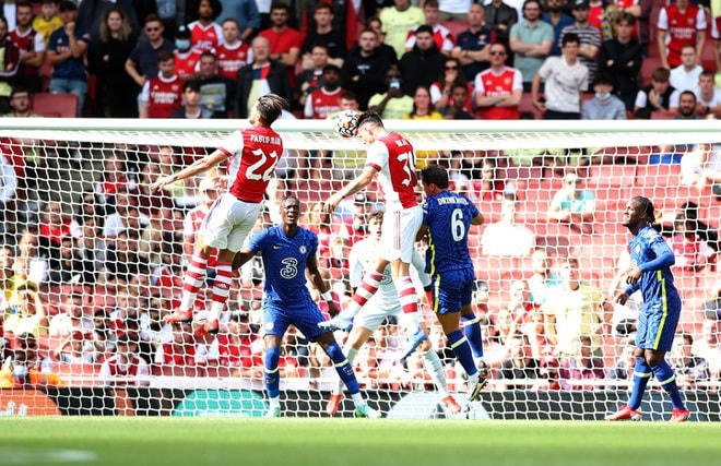 Xhaka đánh đầu san bằng tỷ số cho Arsenal.