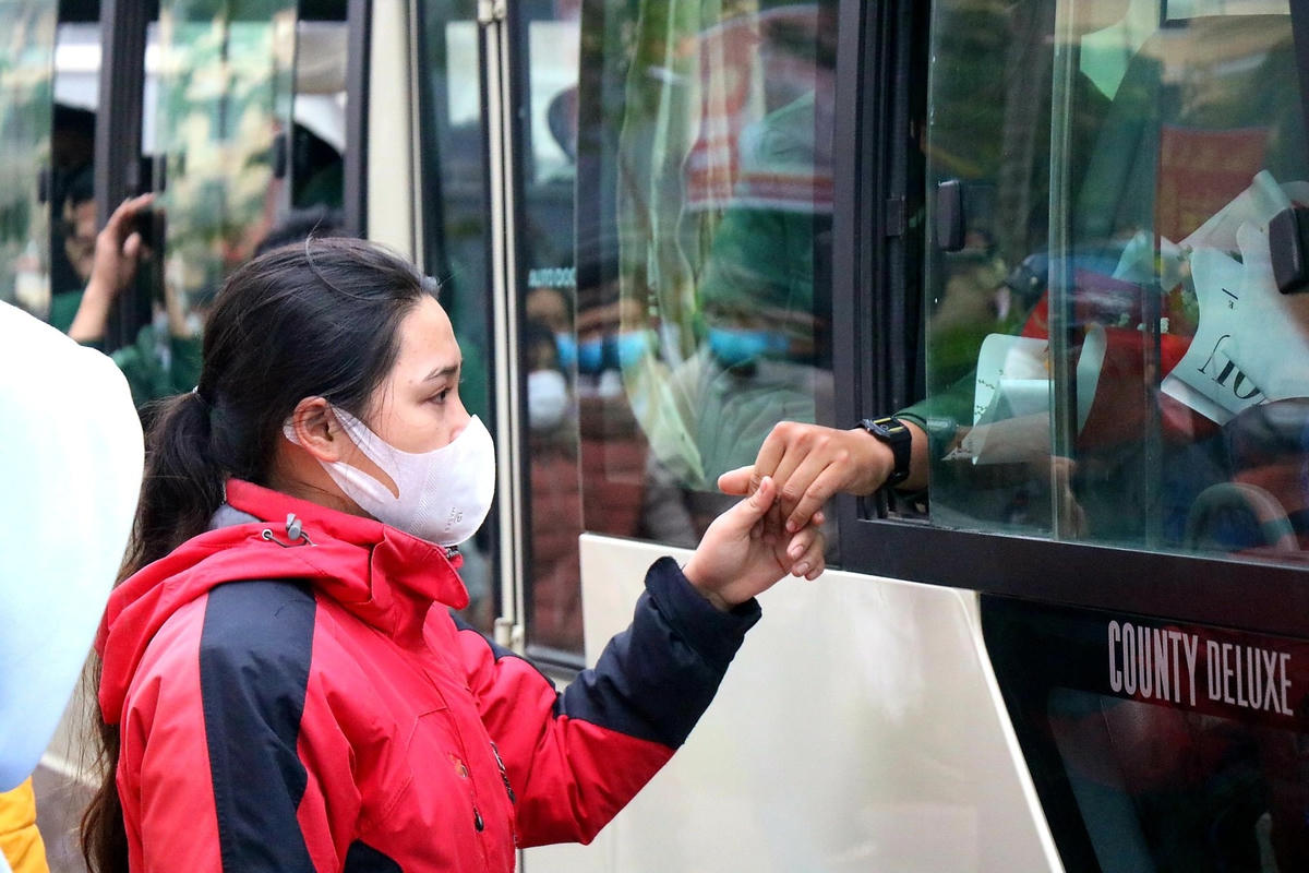 Giây phút tiễn biệt khiến nhiều người xúc động. Ảnh: Nguyễn Quốc.