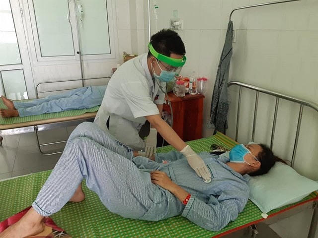 Bệnh nhân nghi ngộ độc pate Minh Chay đang nằm điều trị.