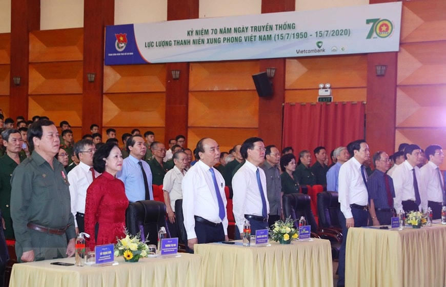 Thủ tướng Nguyễn Xuân Phúc cùng các đại biểu thực hiện nghi thức chào cờ.(Ảnh: Thống Nhất/TTXVN).