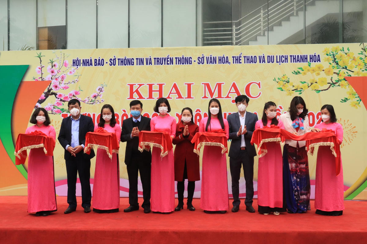 Các đại biểu cắt băng khai mạc trưng bày báo Xuân.