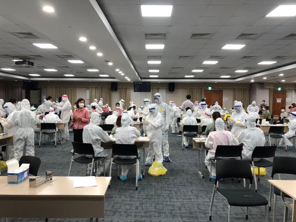 Việc xét nghiệm trong các khu công nghiệp còn gặp nhiều khó khăn.