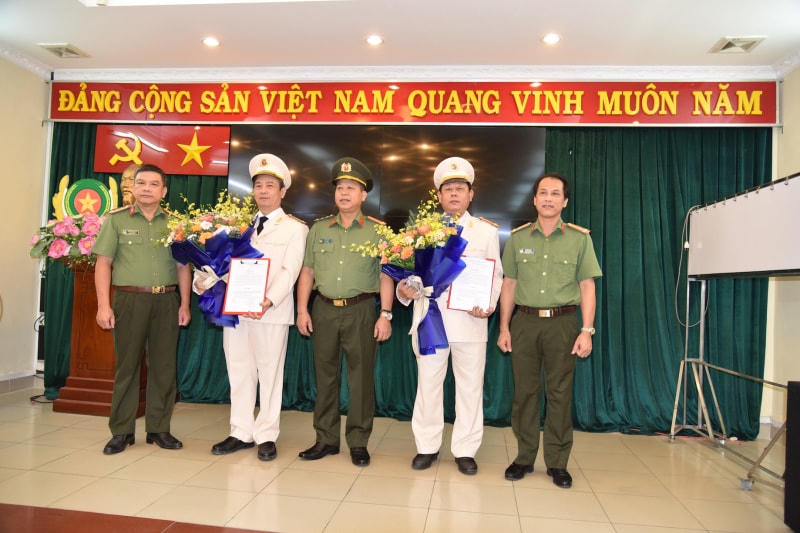 Đại tá Vũ Hải Nam cùng các lãnh đạo Bệnh viện tặng hoa và chúc mừng Trung tá Nguyễn Trung Cang và Trung tá Phạm Quang Toản.