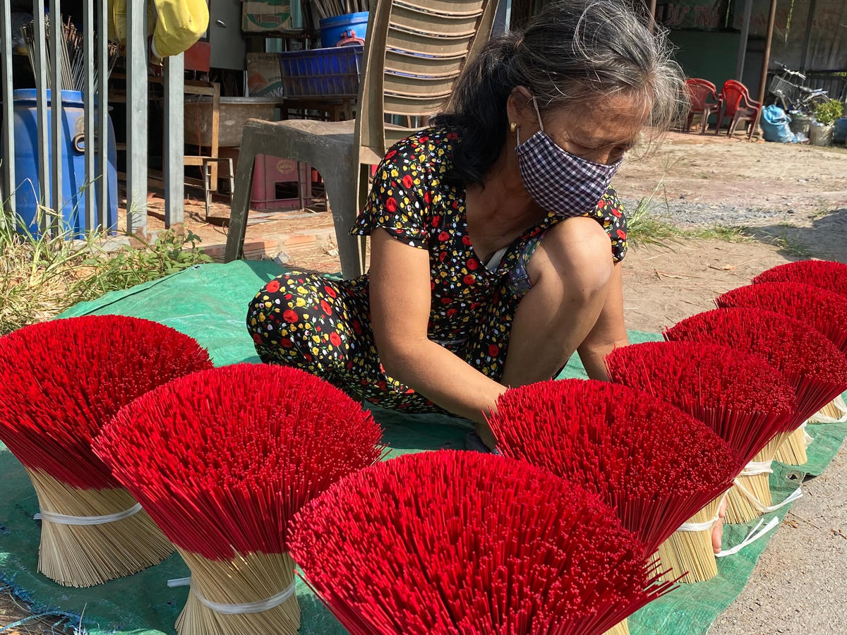 Quy trình làm nhang phải 2 lần phơi ngoài nắng. Nắng càng nhiều thì năng suất càng cao.